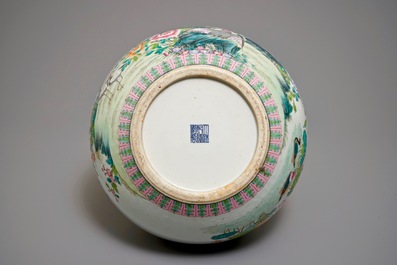 Un vase de forme tianqiu ping en porcelaine de Chine famille rose, marque de Qianlong, 20&egrave;me