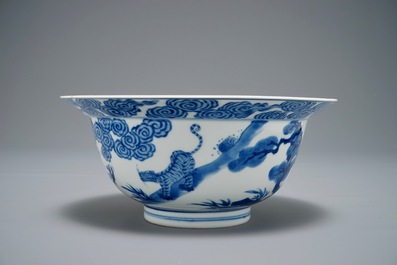 Un bol de type klapmuts en porcelaine de Chine bleu et blanc, marque de Chenghua, Kangxi