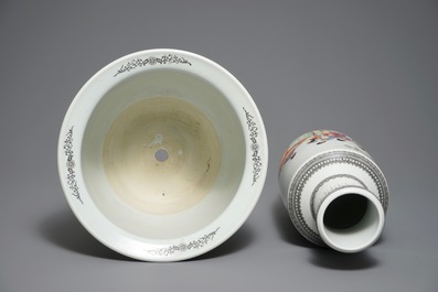 Un cachepot sur support et un vase de forme rouleau en porcelaine de Chine famille rose, R&eacute;publique, 20&egrave;me