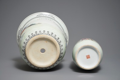 Un cachepot sur support et un vase de forme rouleau en porcelaine de Chine famille rose, R&eacute;publique, 20&egrave;me
