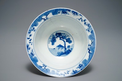 Un bol de type klapmuts en porcelaine de Chine bleu et blanc, marque de Chenghua, Kangxi