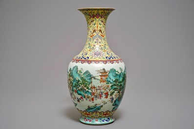 Een Chinese famille rose vaas met 'honderd jongens' decor, Jiaqing merk, 19/20e eeuw