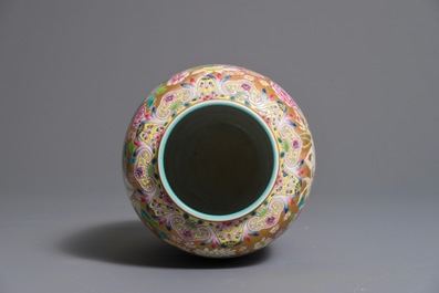 Un vase en porcelaine de Chine famille rose &agrave; d&eacute;cor millefleurs, 20&egrave;me