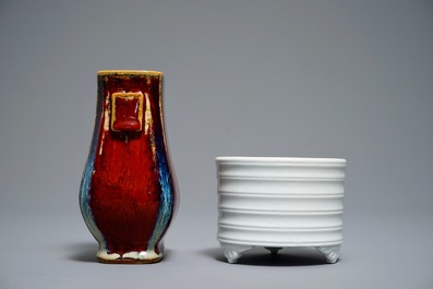 Un vase de forme fanghu &agrave; gla&ccedil;ure flamb&eacute;e et un br&ucirc;le-parfum en blanc de Chine, 19/20&egrave;me