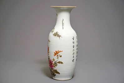 Een Chinese famille rose vaas met floraal decor, Republiek, 20e eeuw