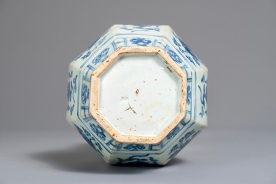 Een Chinese blauwwitte balustervaas met floraal decor, Ming