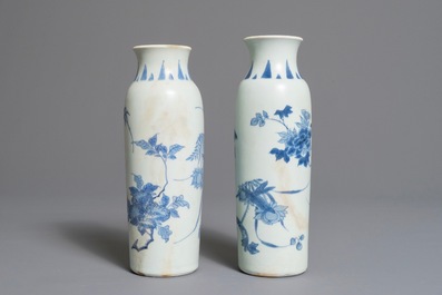 Een paar Chinese blauwwitte rouleau vazen met floraal decor, Hatcher cargo, Transitie periode