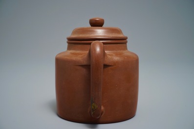 Een Chinese Yixing steengoed theepot, merk van Shao Daheng, 19/20e eeuw