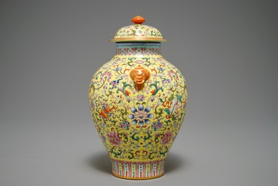 Un vase couvert en porcelaine de Chine famille rose, marque de Qianlong, 20&egrave;me
