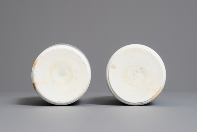 Een paar Chinese blauwwitte rouleau vazen met floraal decor, Hatcher cargo, Transitie periode