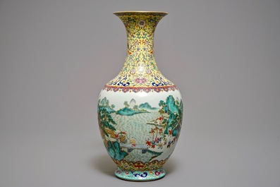 Een Chinese famille rose vaas met 'honderd jongens' decor, Jiaqing merk, 19/20e eeuw