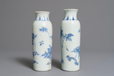 Een paar Chinese blauwwitte rouleau vazen met floraal decor, Hatcher cargo, Transitie periode