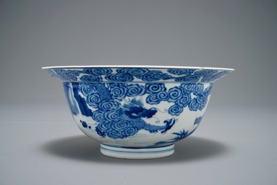 Un bol de type klapmuts en porcelaine de Chine bleu et blanc, marque de Chenghua, Kangxi