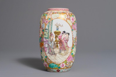 Un vase en porcelaine de Chine famille rose &agrave; d&eacute;cor millefleurs, 20&egrave;me