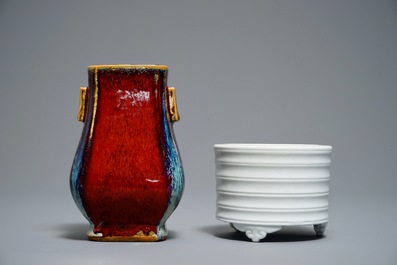Un vase de forme fanghu &agrave; gla&ccedil;ure flamb&eacute;e et un br&ucirc;le-parfum en blanc de Chine, 19/20&egrave;me