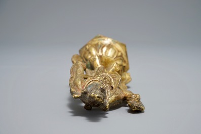 Une figure de Guanyin en bronze dor&eacute;, Chine, Tang ou apr&egrave;s