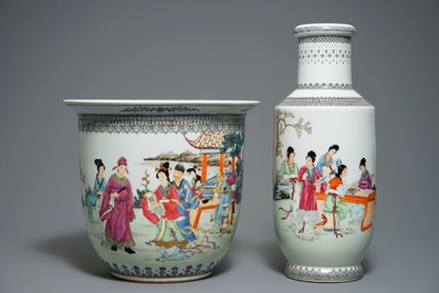 Un cachepot sur support et un vase de forme rouleau en porcelaine de Chine famille rose, R&eacute;publique, 20&egrave;me