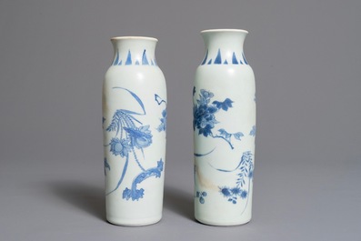 Een paar Chinese blauwwitte rouleau vazen met floraal decor, Hatcher cargo, Transitie periode