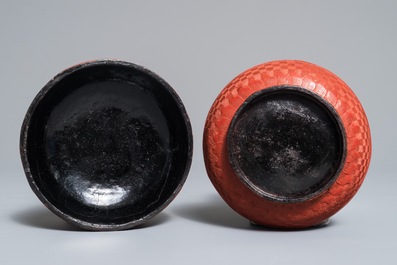 Un vase et une bo&icirc;te couverte de forme ronde en laque rouge, Chine, 19/20&egrave;me