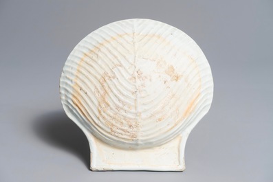 Une coupe en forme de coquille en porcelaine de Chine famille verte, Kangxi