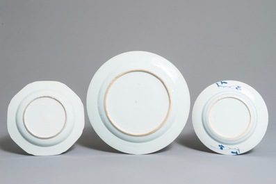 Trois plats en porcelaine de Chine bleu et blanc, Qianlong