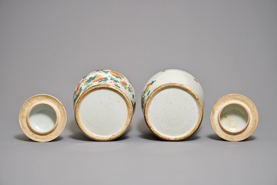 Une paire de vases couverts en porcelaine de Chine famille rose, 19&egrave;me