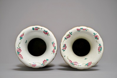 Une paire de vases en porcelaine de Chine famille rose &agrave; d&eacute;cor de figures, 19&egrave;me