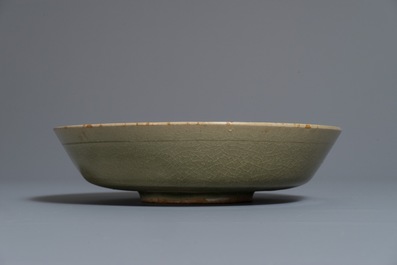 Une coupe de type Yaozhou c&eacute;ladon &agrave; d&eacute;cor incis&eacute;, prob. Song
