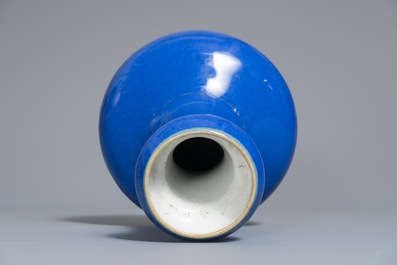 Een Chinese monochrome blauwe flesvormige vaas, 19e eeuw