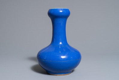 Een Chinese monochrome blauwe flesvormige vaas, 19e eeuw
