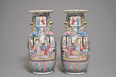 Une paire de vases en porcelaine de Chine famille rose &agrave; d&eacute;cor de figures, 19&egrave;me