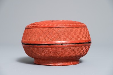 Un vase et une bo&icirc;te couverte de forme ronde en laque rouge, Chine, 19/20&egrave;me