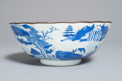 Een grote blauwwitte Chinese 'Bleu de Hue' kom voor de Vietnamese markt, 19e eeuw