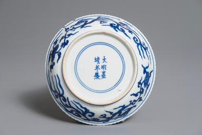 Een Chinees blauwwit schoteltje met draken, Jiajing merk en periode