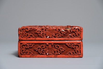 Une bo&icirc;te couverte de forme rectangulaire en laque rouge &agrave; d&eacute;cor de figures dans un paysage, Chine, 18/19&egrave;me