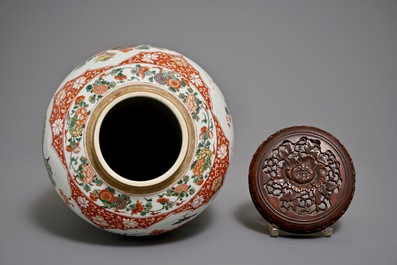 Un vase en porcelaine de Chine famille verte au couvercle en bois sculpt&eacute;, Kangxi