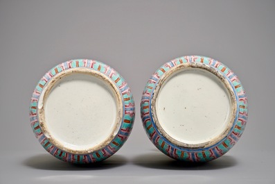 Une paire de vases en porcelaine de Chine famille rose &agrave; d&eacute;cor de figures, 19&egrave;me