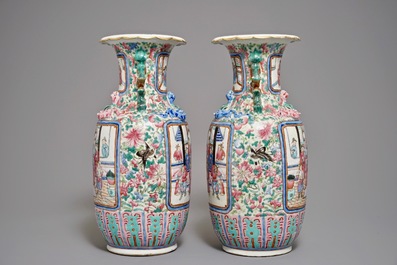Une paire de vases en porcelaine de Chine famille rose &agrave; d&eacute;cor de figures, 19&egrave;me