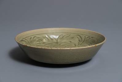 Une coupe de type Yaozhou c&eacute;ladon &agrave; d&eacute;cor incis&eacute;, prob. Song
