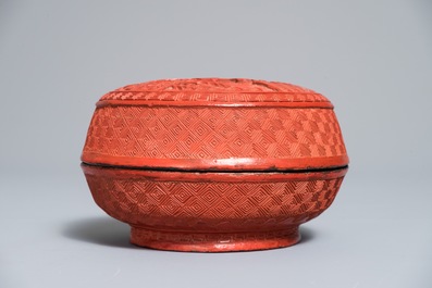Un vase et une bo&icirc;te couverte de forme ronde en laque rouge, Chine, 19/20&egrave;me