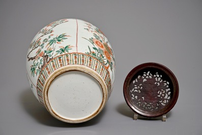 Un vase en porcelaine de Chine famille verte au couvercle en bois sculpt&eacute;, Kangxi