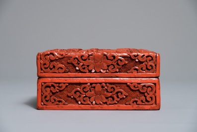 Une bo&icirc;te couverte de forme rectangulaire en laque rouge &agrave; d&eacute;cor de figures dans un paysage, Chine, 18/19&egrave;me