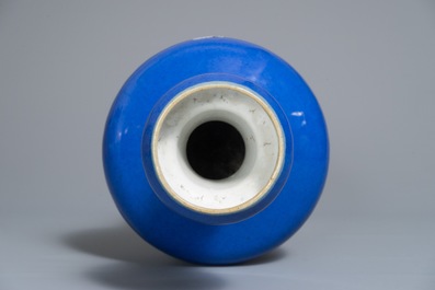 Een Chinese monochrome blauwe flesvormige vaas, 19e eeuw