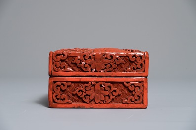 Une bo&icirc;te couverte de forme rectangulaire en laque rouge &agrave; d&eacute;cor de figures dans un paysage, Chine, 18/19&egrave;me