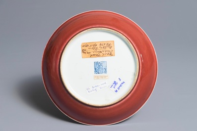 Een Chinees koperrood monochroom bord, Qianlong merk en periode