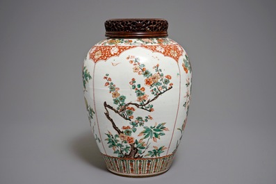 Un vase en porcelaine de Chine famille verte au couvercle en bois sculpt&eacute;, Kangxi