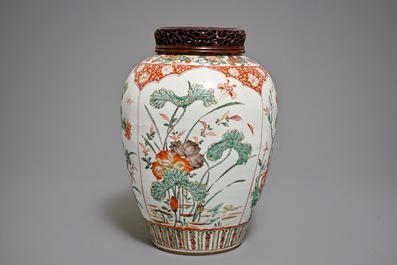 Un vase en porcelaine de Chine famille verte au couvercle en bois sculpt&eacute;, Kangxi