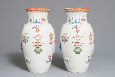 Een paar Chinese famille rose vazen met reli&euml;fdecor van kostbaarheden, Republiek, 1e helft 20e eeuw