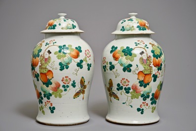 Une paire de vases couverts en porcelaine de Chine famille rose, 19&egrave;me