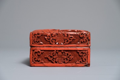 Une bo&icirc;te couverte de forme rectangulaire en laque rouge &agrave; d&eacute;cor de figures dans un paysage, Chine, 18/19&egrave;me